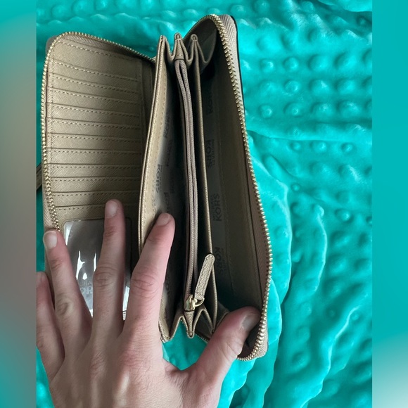 Michael Kors Jet Set Wallet Like New - Picture 4 of 5